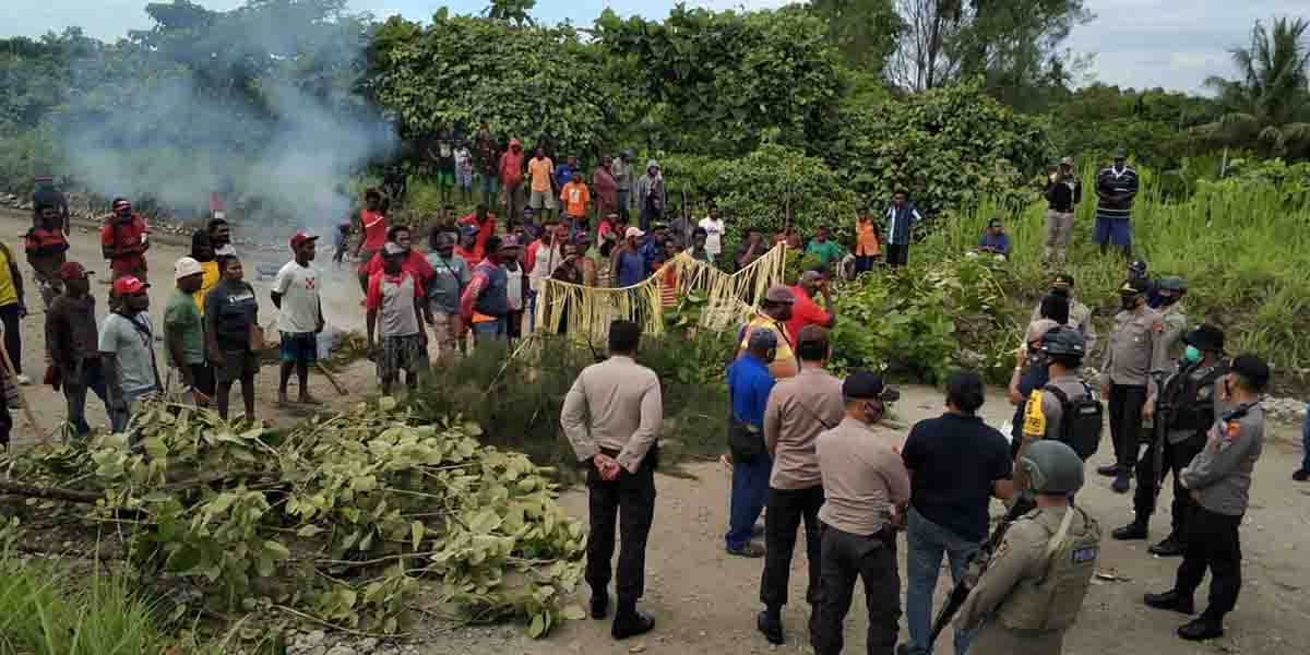 tuntut-pencairan-trust-fund-warga-blokade-jalan-tambang-pt-freeport